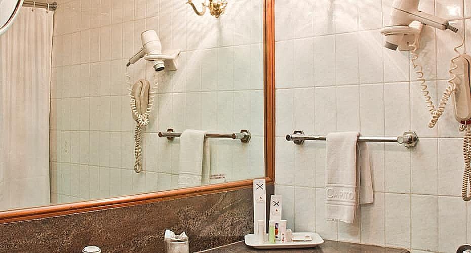 The Capitol Hotel Deluxe Room 3