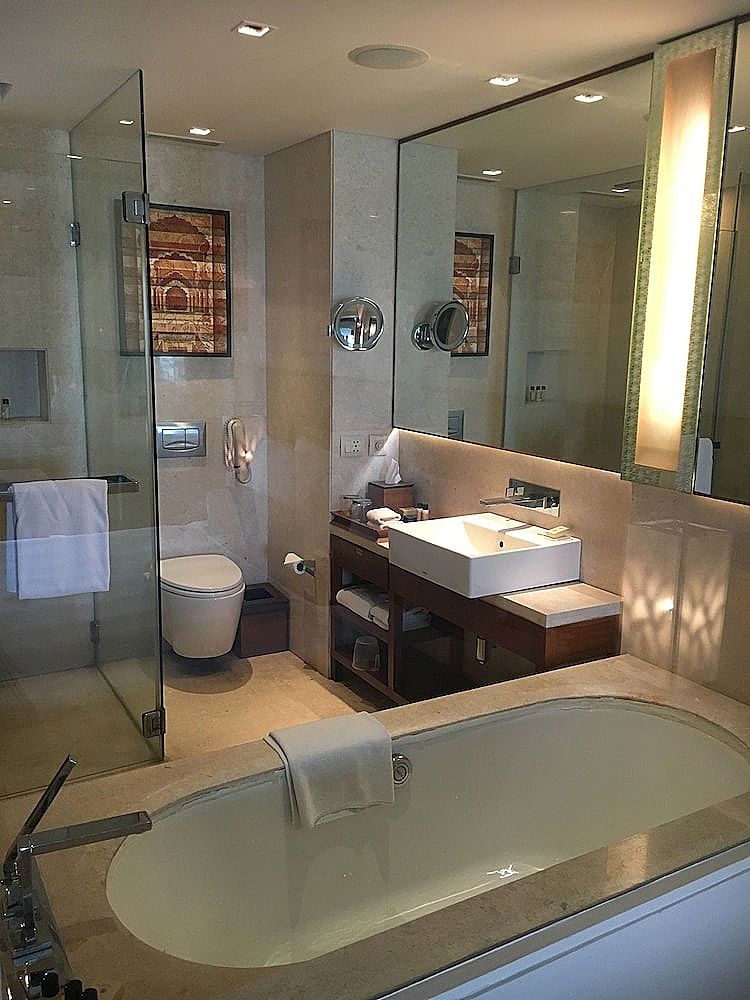 Deep Soaking Bathtub