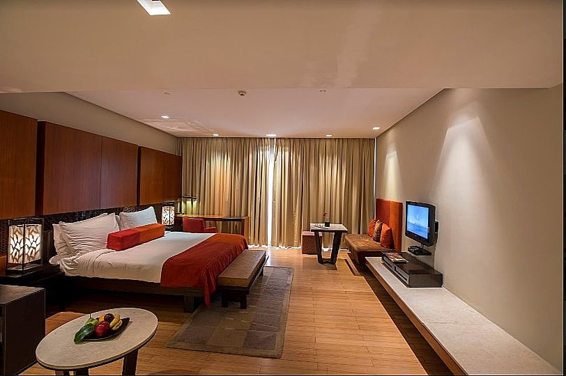 Premium Room, 1 King Bed, Courtyard View