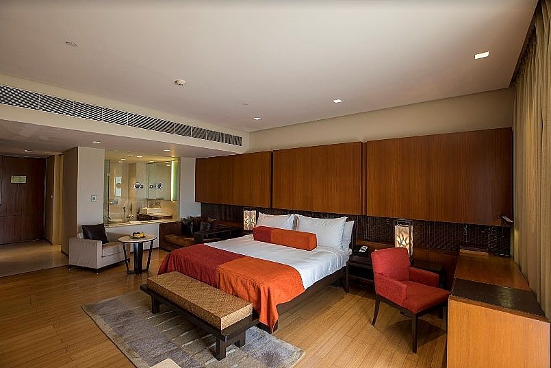 Premium Room, 1 King Bed, Courtyard View
