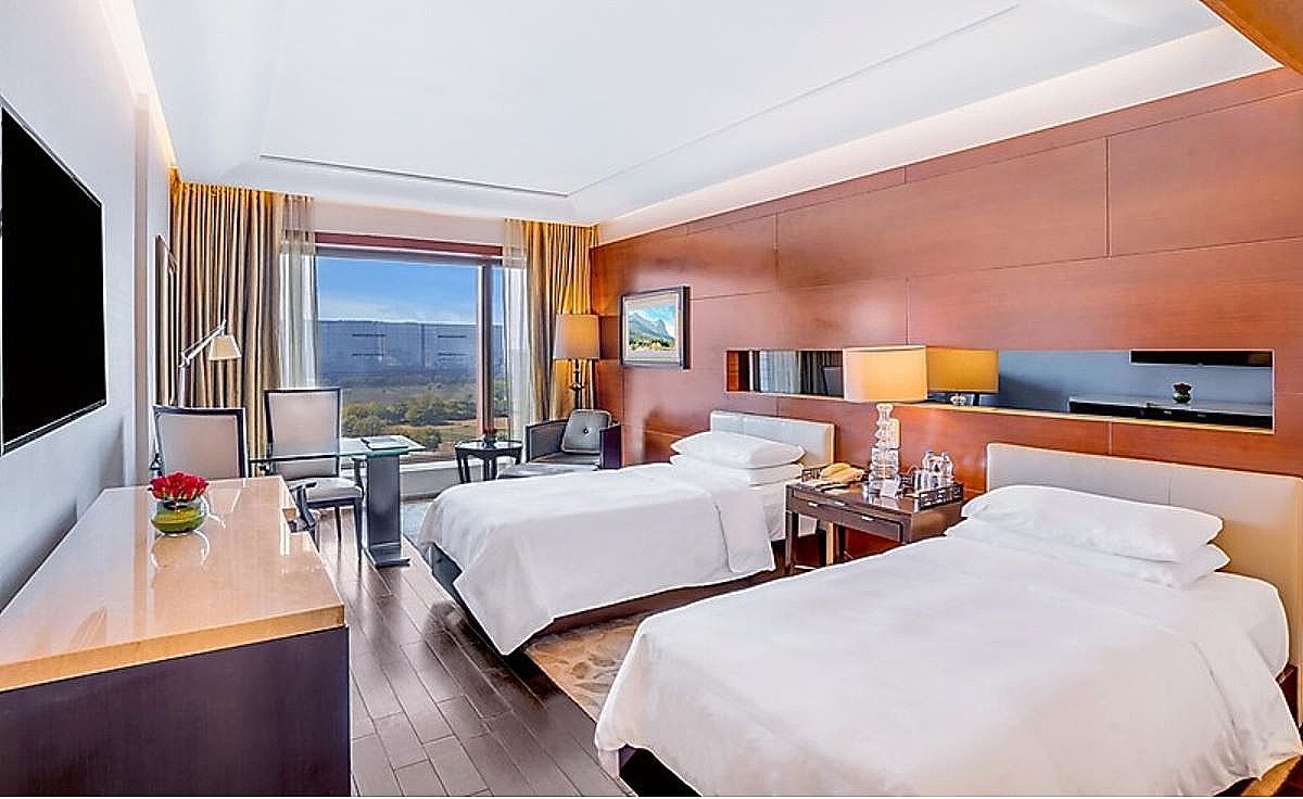 The Leela Ambience Gurugram Hotel Deluxe room Twin Bed 2