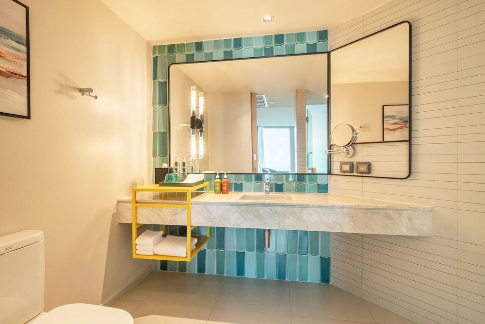 Holiday Inn Pattaya by IHG Standard Room, 2 Twin Beds, Sea View (Bay Tower) 4