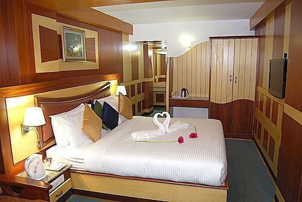 Ponmari Residency Royal Deluxe Room 4