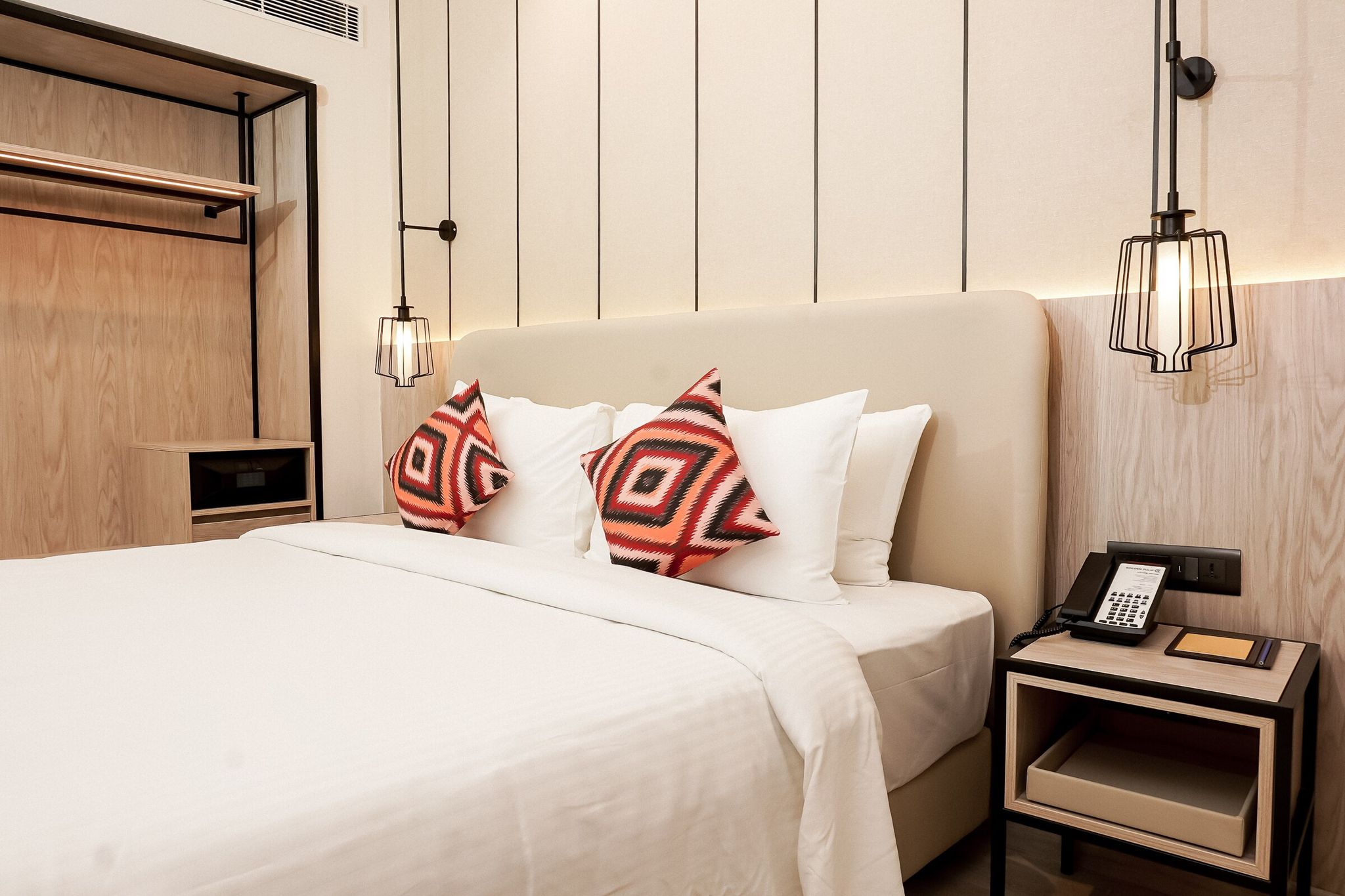 Suite - 1 King Bed 50SQM Free WiFi Living Room Balcony