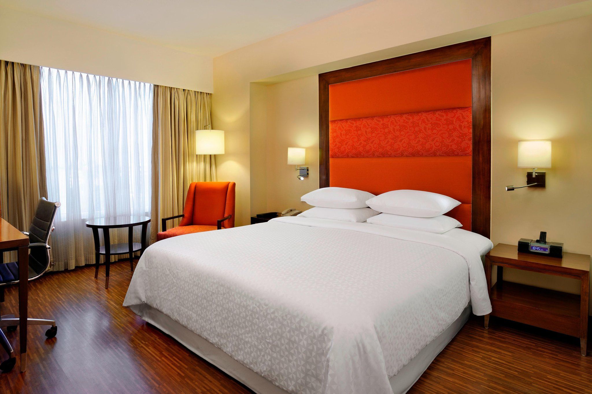 Four Points by Sheraton Ahmedabad DELUXE ROOM:KING BED, Guest room, 1 King