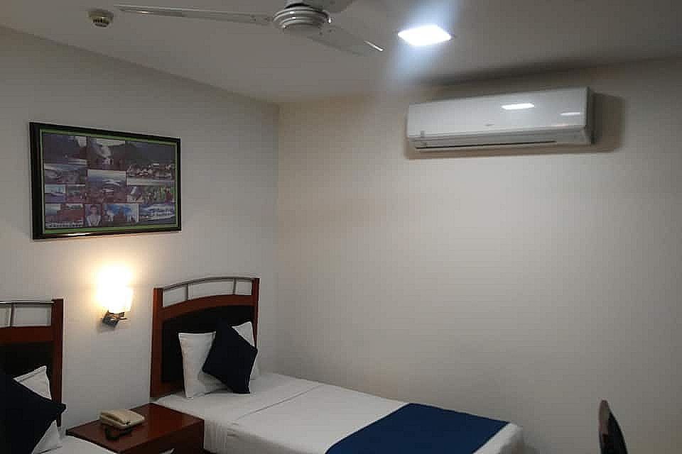 Hotel Divine inn NFC By ASPL Deluxe Room 5