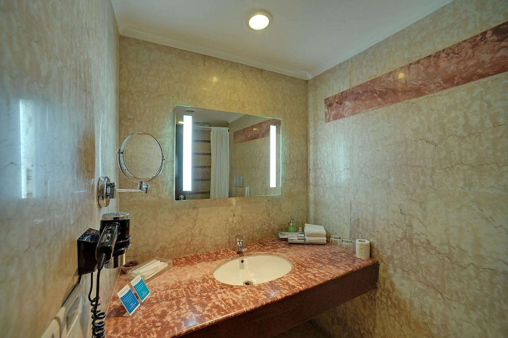 Suite, 1 King Bed, Pool View