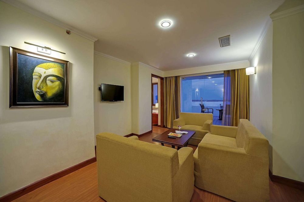 Suite, 1 King Bed, Pool View