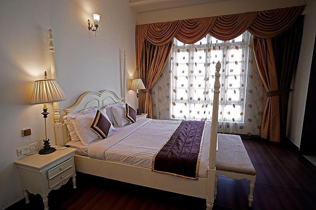Suite with Bathtub