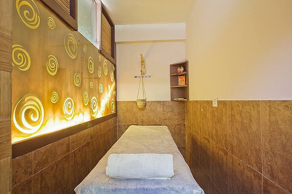 undefined Hotel Crystal Inn 8