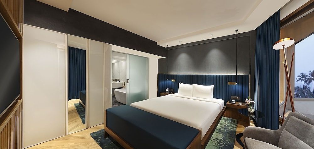Executive Suite, 1 King Bed, Business Lounge Access, City View