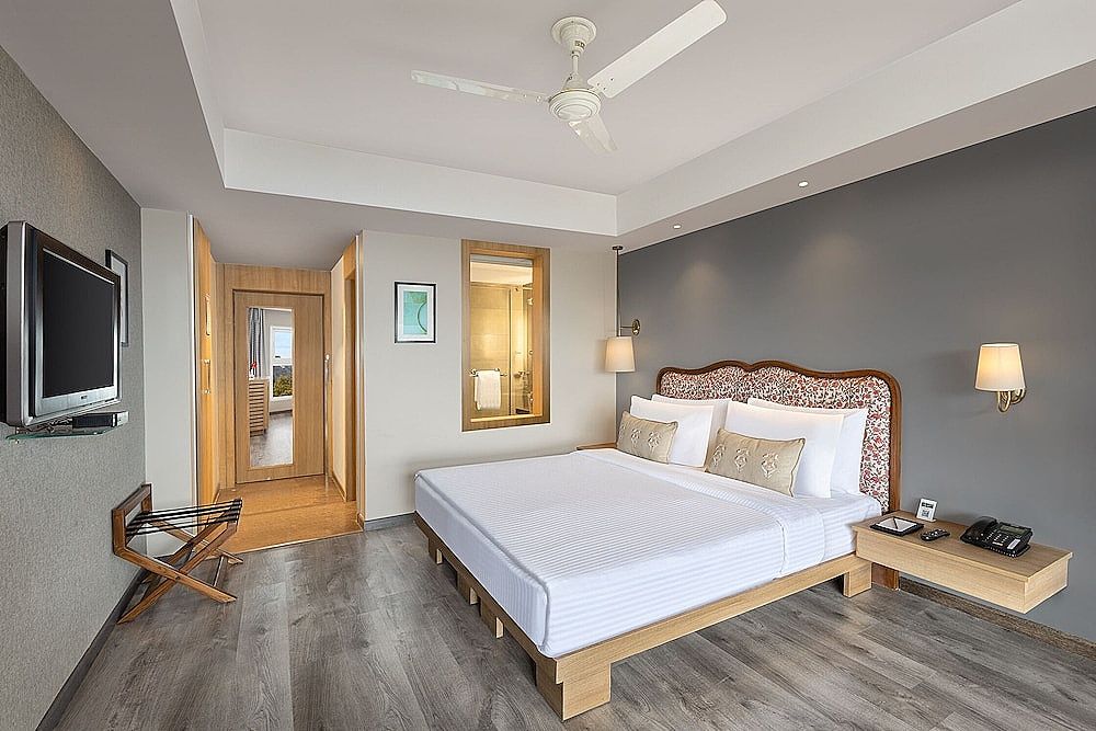 Room, Balcony, Valley View