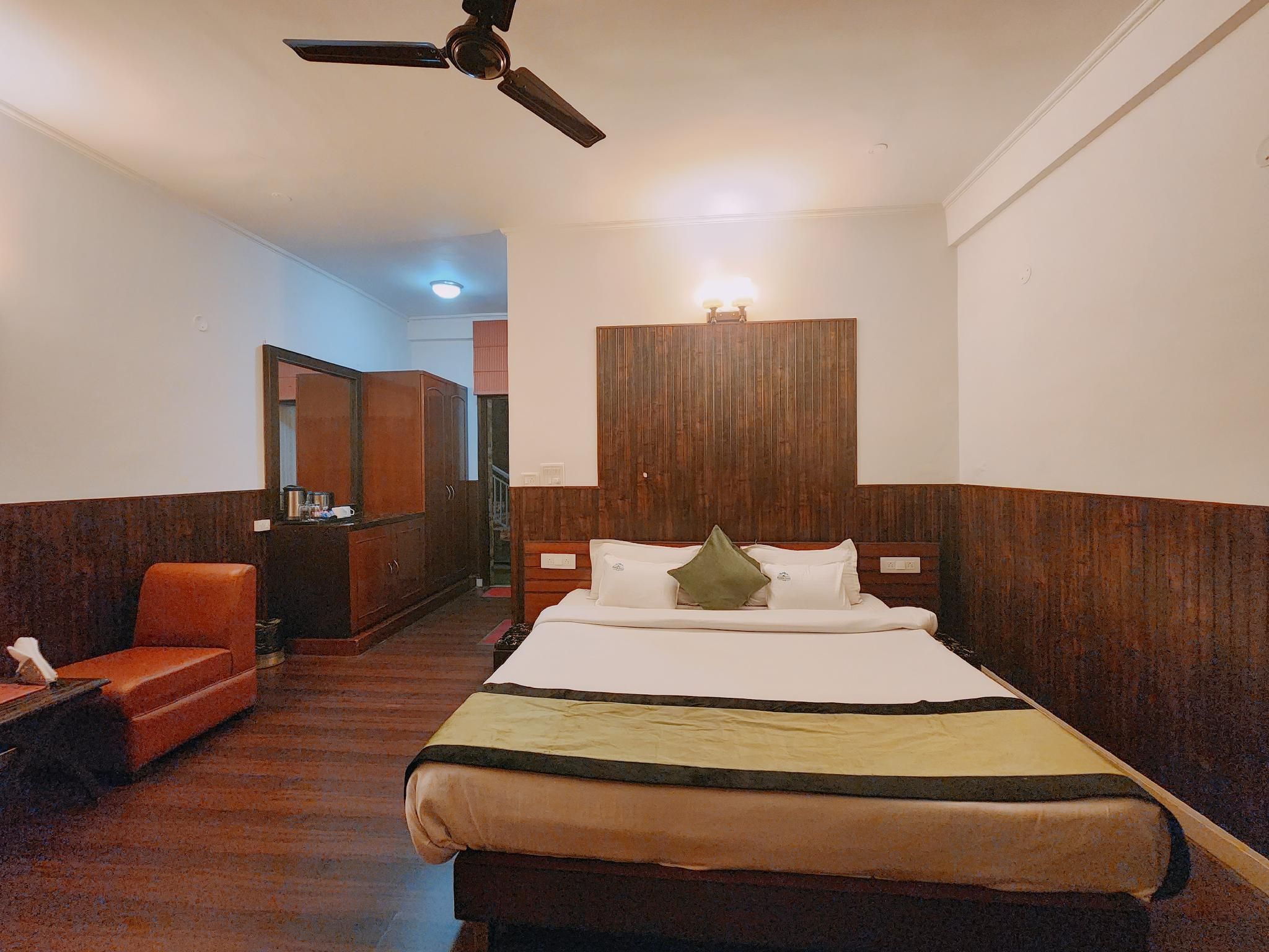 Blossom Resort Kasauli Deluxe  Room with Balcony 9