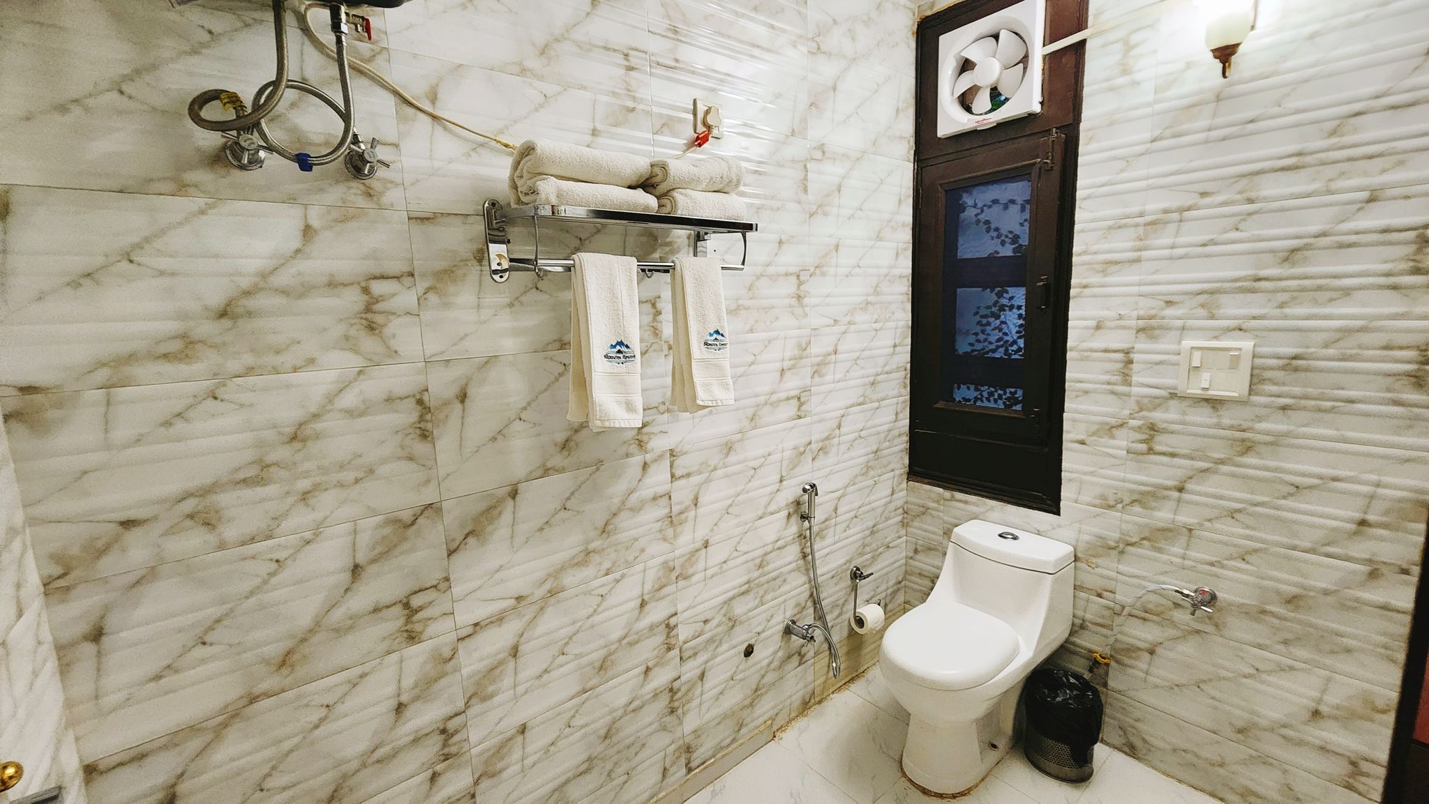 Blossom Resort Kasauli Deluxe  Room with Balcony 12