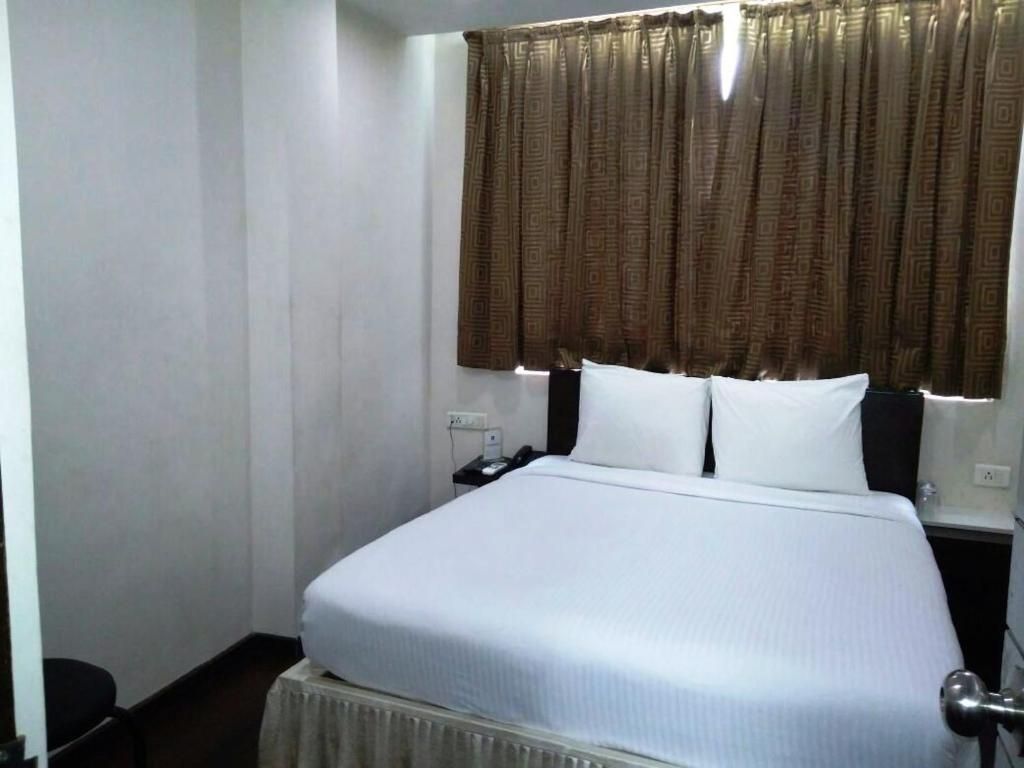 Hotel Lee International Standard Ac Room with Free WiFi 5
