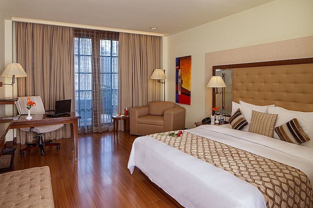 DLF Club 5 - Golf Course Road Deluxe Room