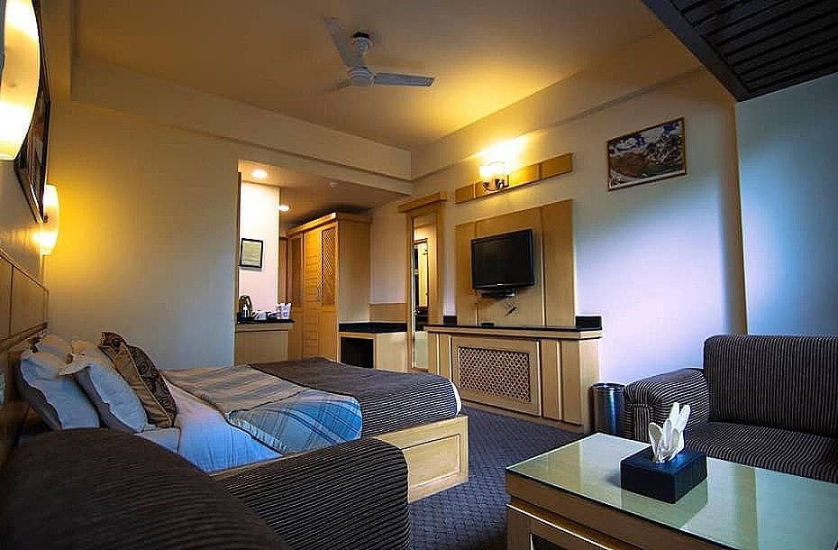 Comrade Inn Double Deluxe Room 4