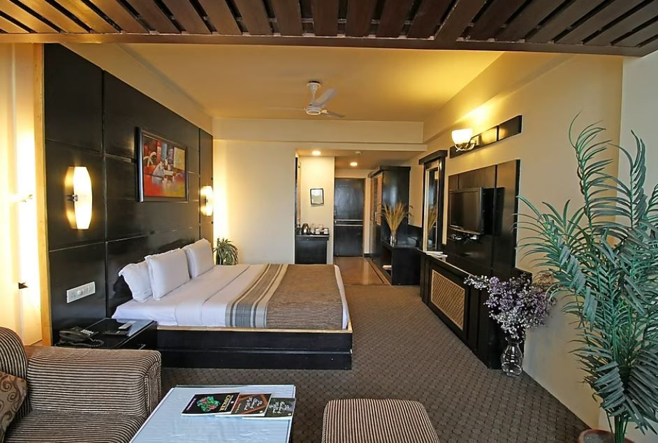 Comrade Inn Double Deluxe Room 5