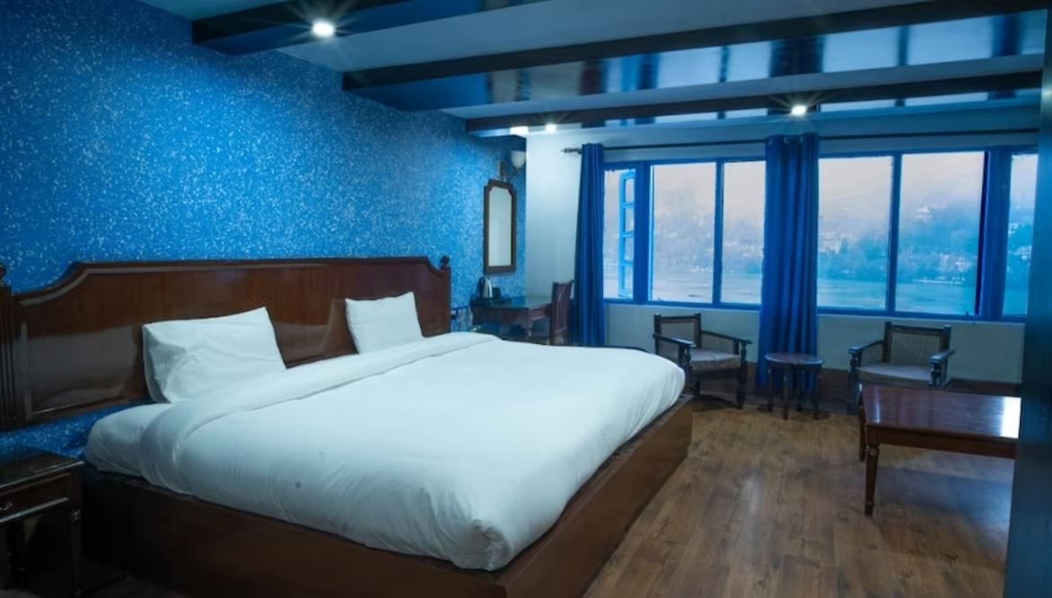 Manu Maharani Regency By Royal Collection Hotels Luxury Room Lake Facing 3