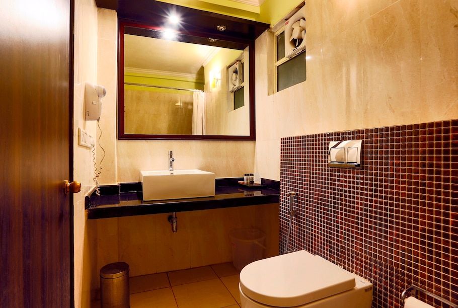 La Oasis by Meraden standard room without balcony 4