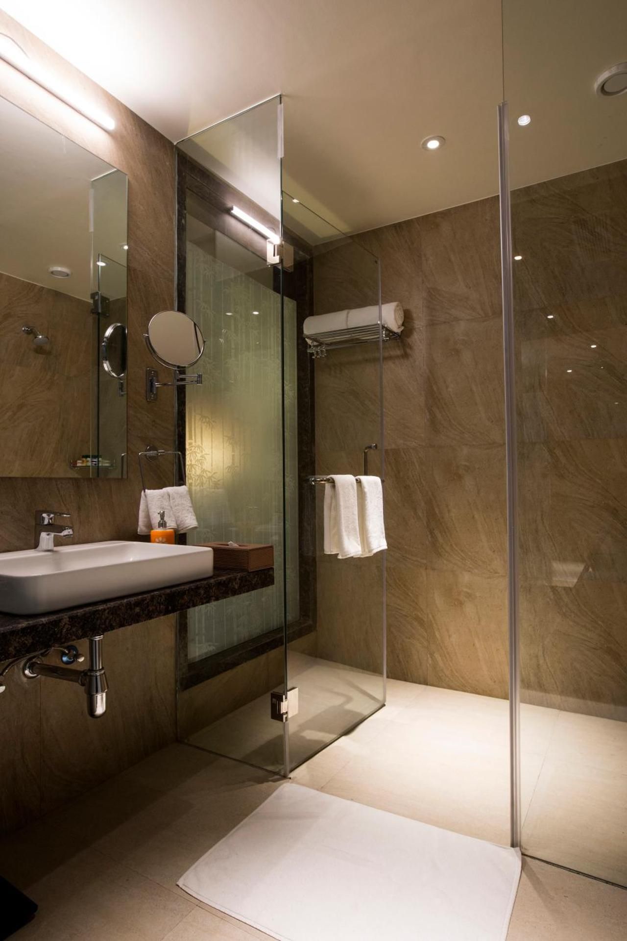 Suite Room with Bath Tub