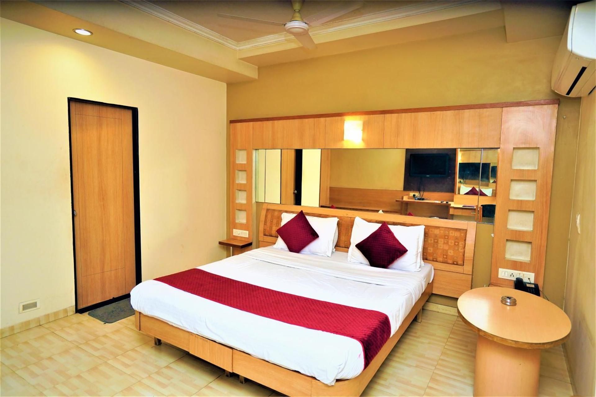 Suite Room with Bath Tub