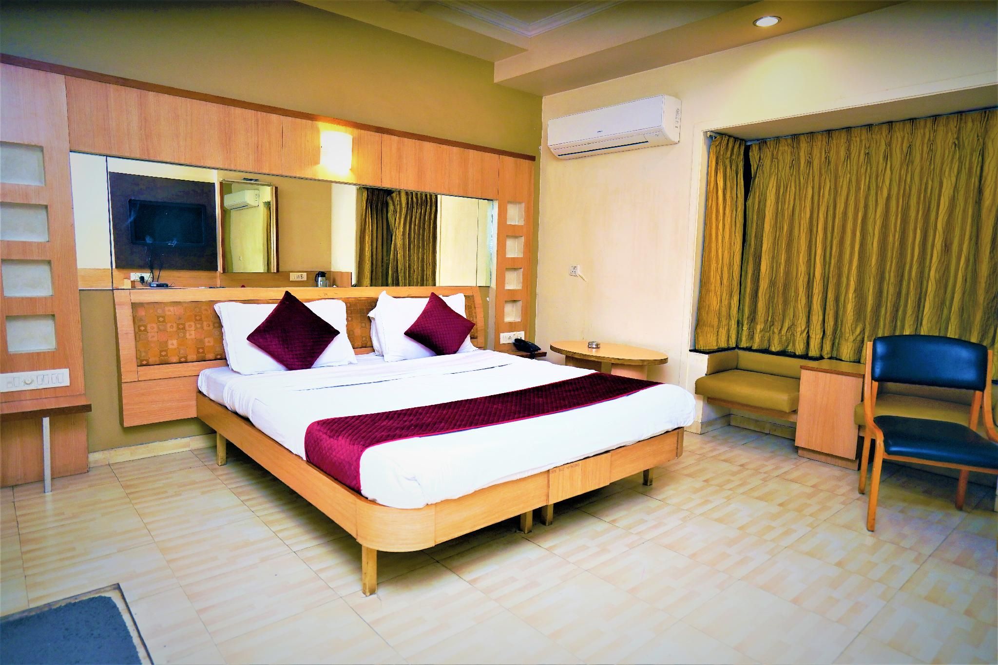 Suite Room with Bath Tub