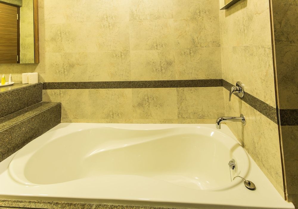 Deep soaking bathtub