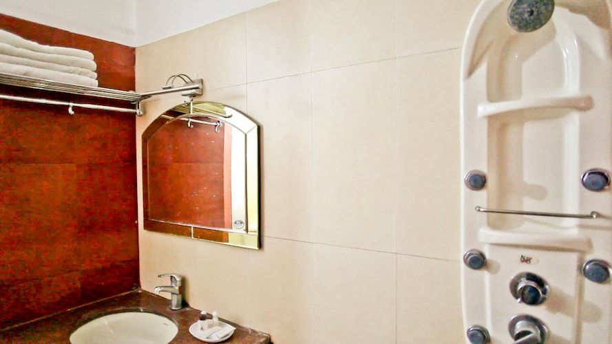 Hotel Welcome Park (walkable distance from mall road) Luxury Lake View Room 3