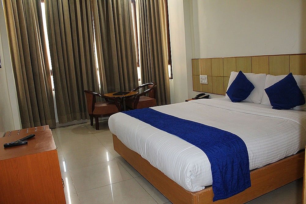 Hotel Broadways Inn Standard Room (Non-View) with Room Heater 4