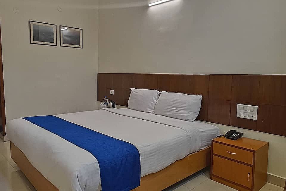 Hotel Broadways Inn Standard Room (Non-View) with Room Heater 6