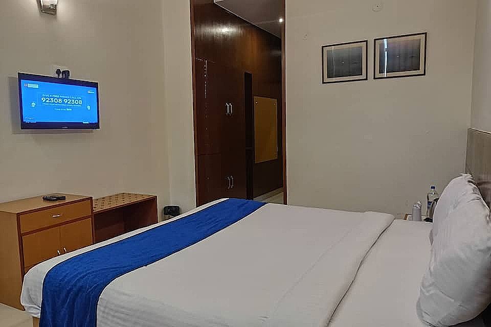 Hotel Broadways Inn Standard Room (Non-View)  7