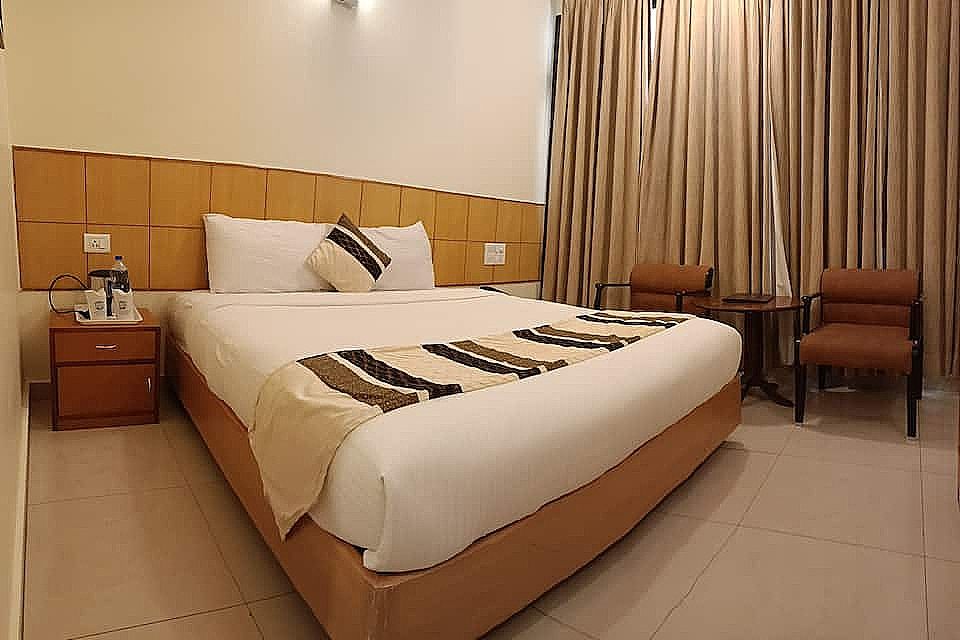 Hotel Broadways Inn Standard Room (Non-View) with Room Heater 5