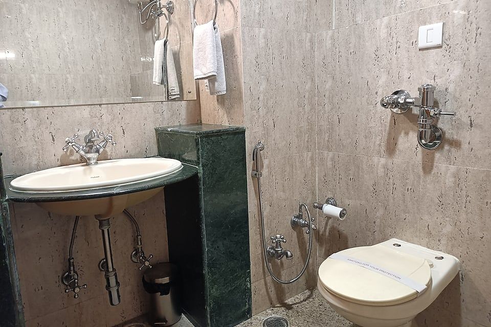 Hotel Broadways Inn Standard Room (Non-View) with Room Heater 8