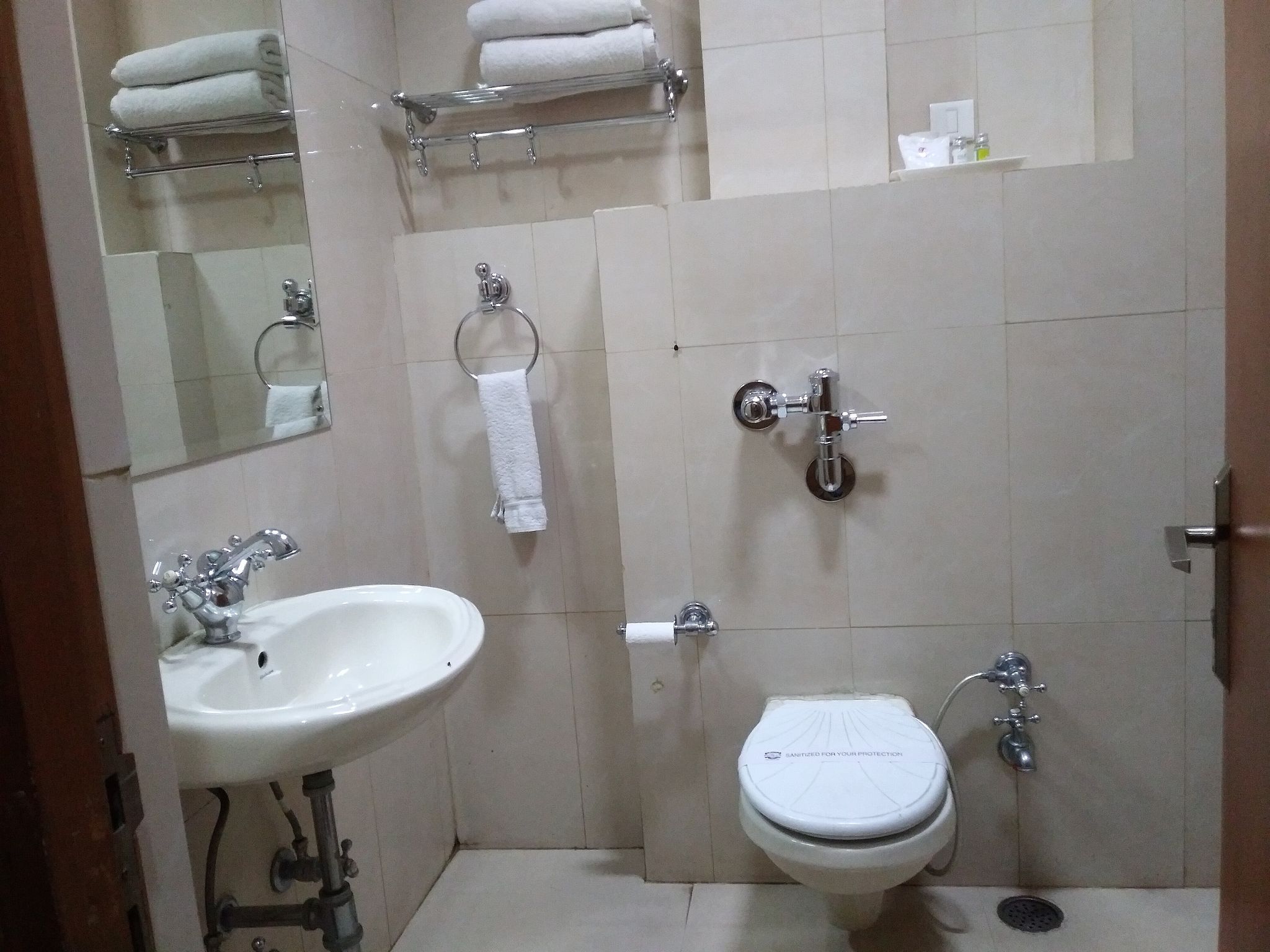 Hotel Broadways Inn Standard Room (Non-View) with Room Heater 7