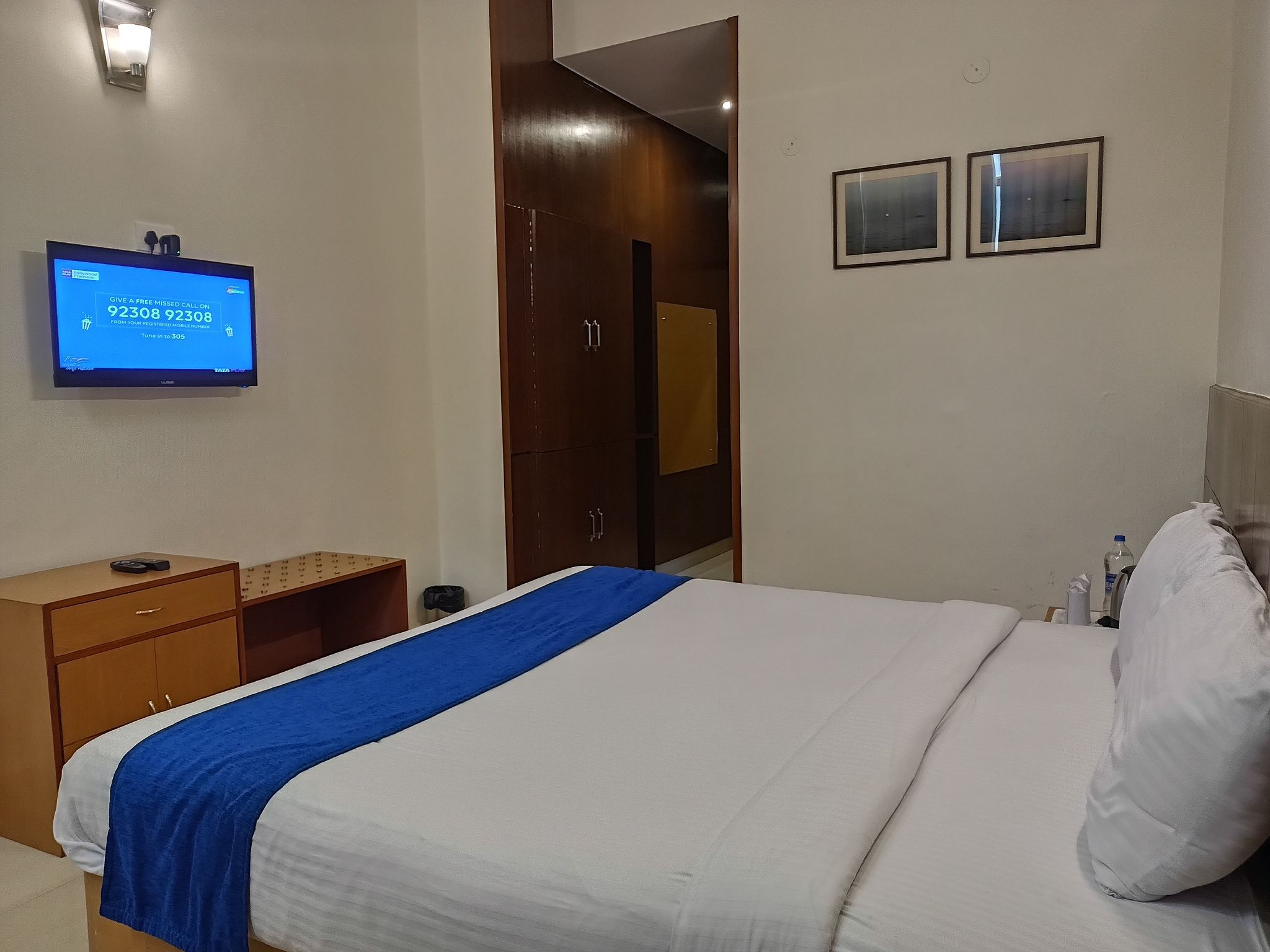 Hotel Broadways Inn Standard Room (Non-View) with Room Heater 2