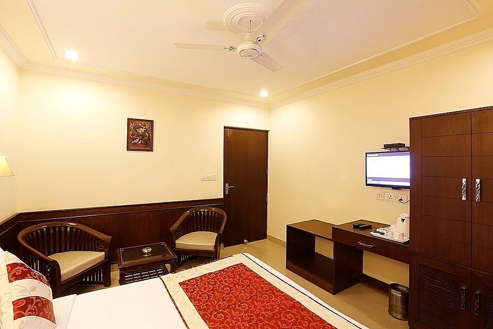 La Sapphire Deluxe Room 8