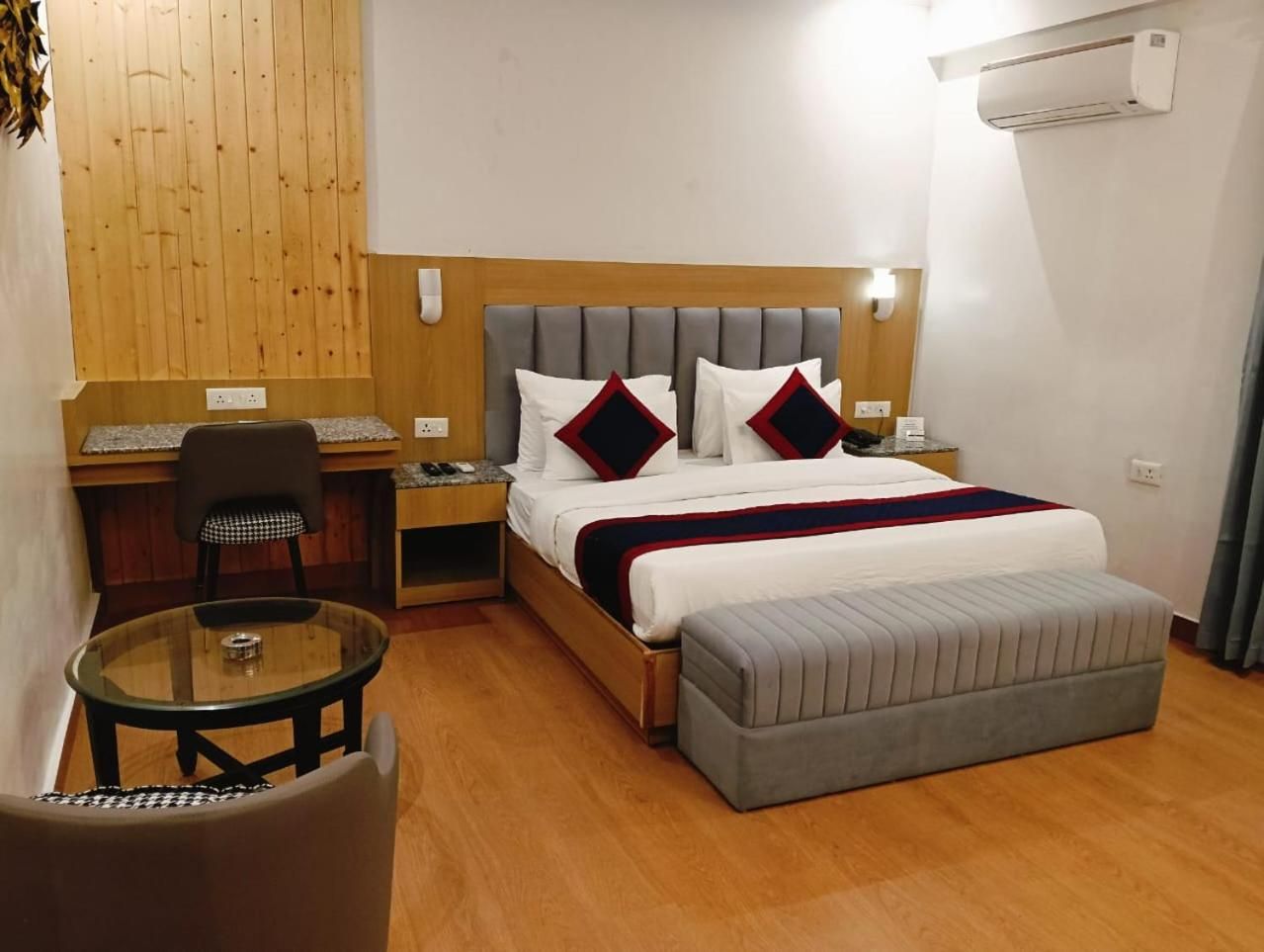 Standard (Oak) Double Room - Konica Minolta - Intech