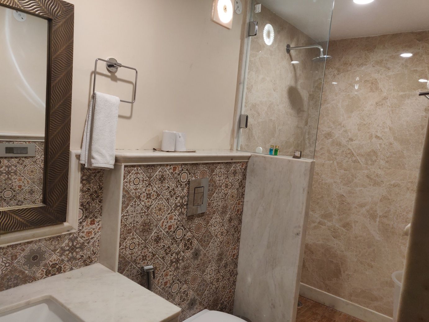 Family Room (Free Pick up on Arrival only from Train or Bus station 08 AM to 8PM)