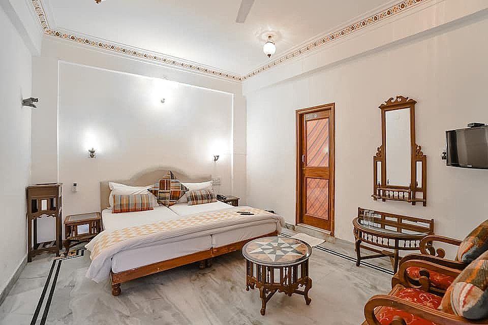 Hotel Devraj Niwas on Lake Pichola Deluxe Non Lake View Room 4