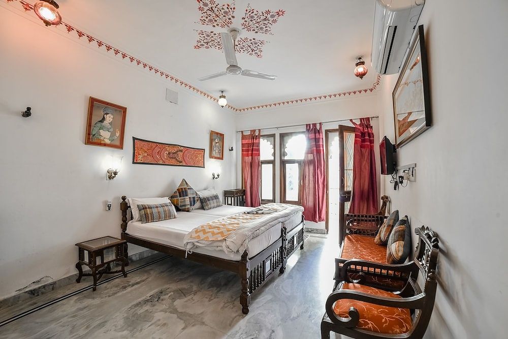 Hotel Devraj Niwas on Lake Pichola Deluxe Non Lake View Room 10