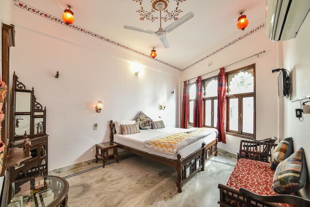 Hotel Devraj Niwas on Lake Pichola Deluxe Non Lake View Room 7
