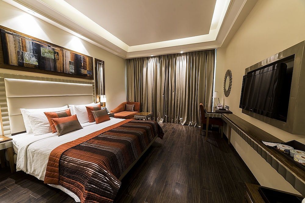 Ramada by Wyndham Gurgaon Central Executive Room - 1 Queen Bed 7