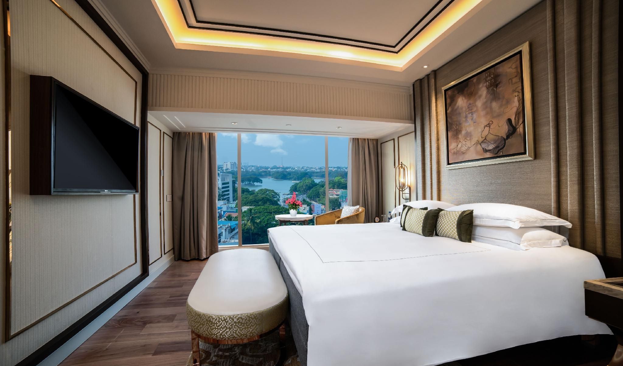 Deluxe Room Pool View King Bed