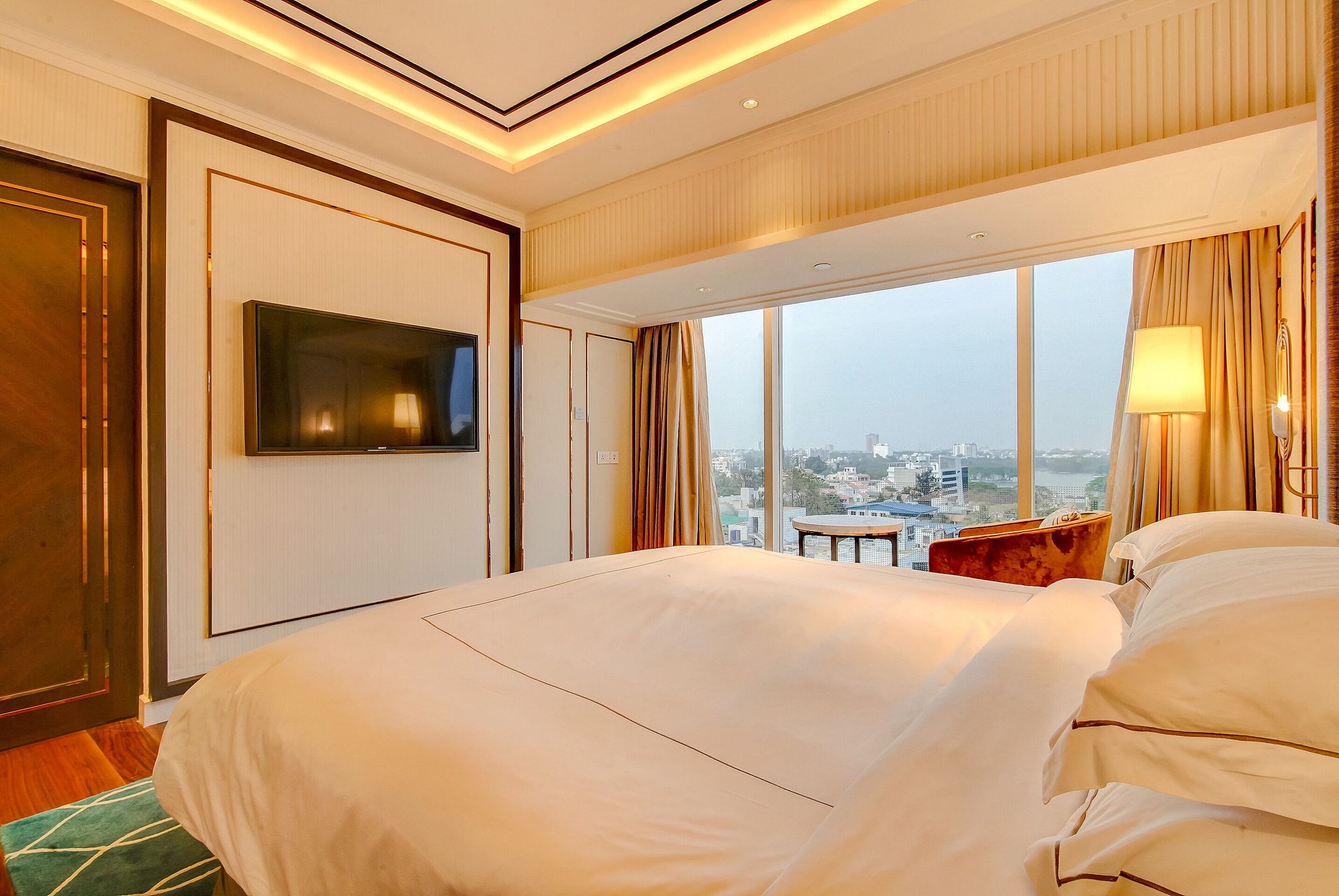 Deluxe Room Pool View King Bed