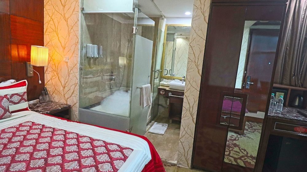 Deluxe Room with Jacuzzi Tub