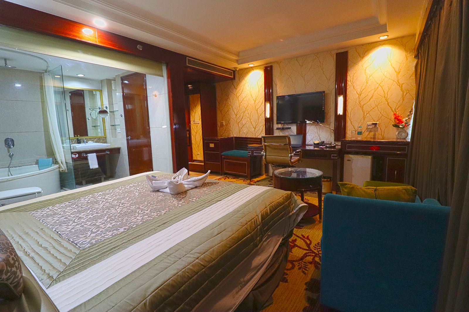 SkyCity Hotel Gurgaon Deluxe Room 4