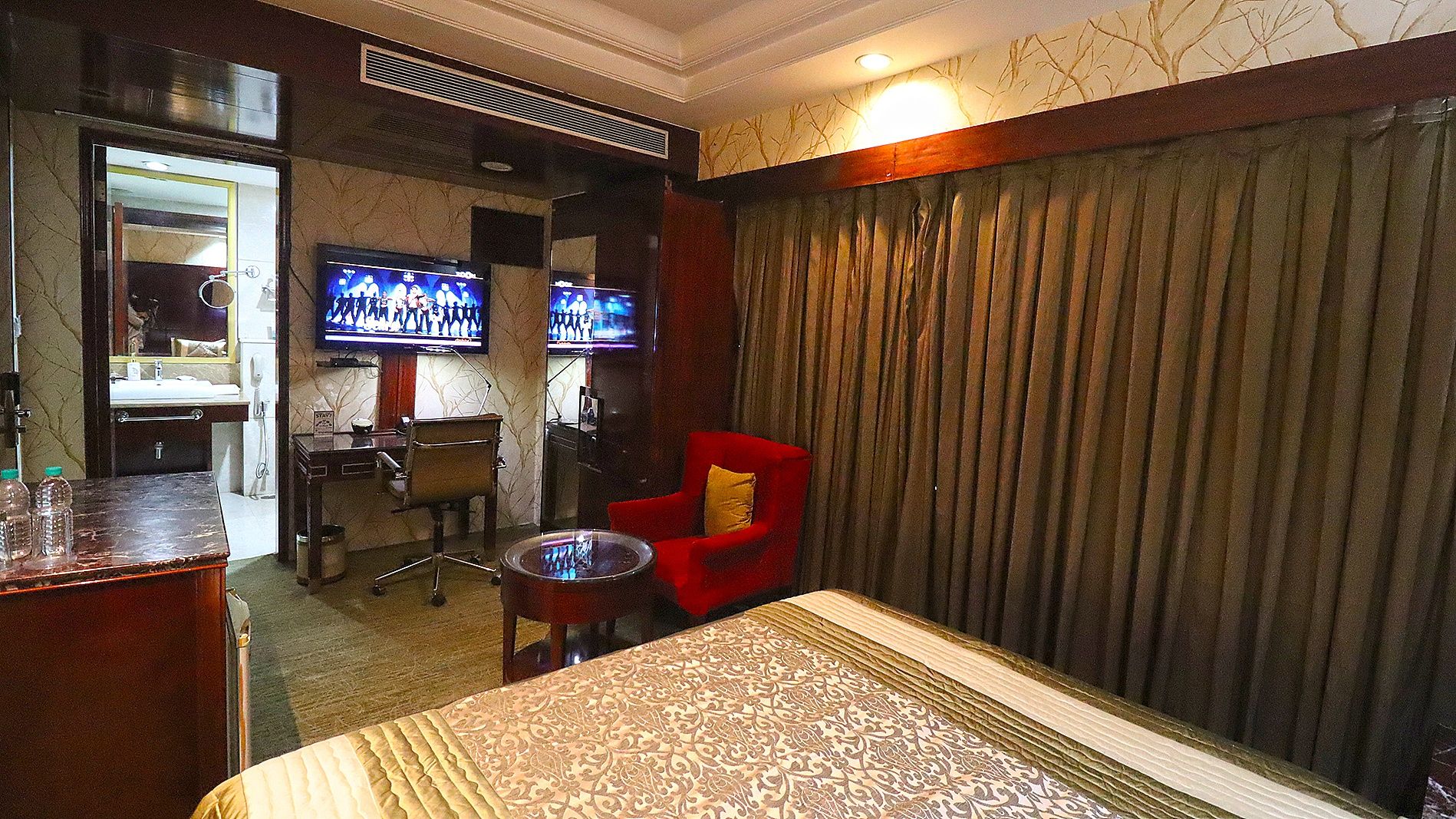 SkyCity Hotel Gurgaon Deluxe Room 2