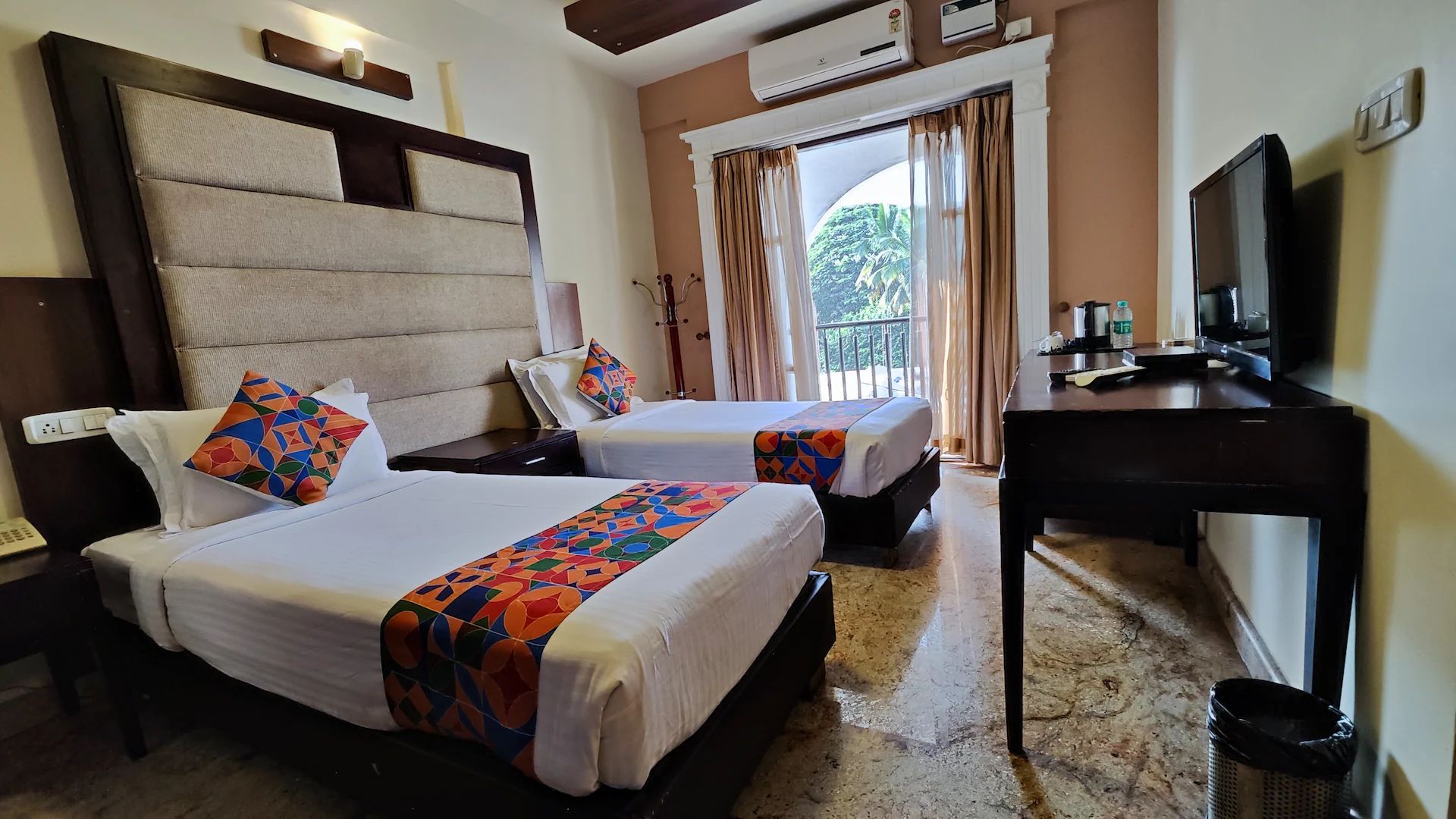 Hotel Crystal Paark Inn Comfort Room - Balcony