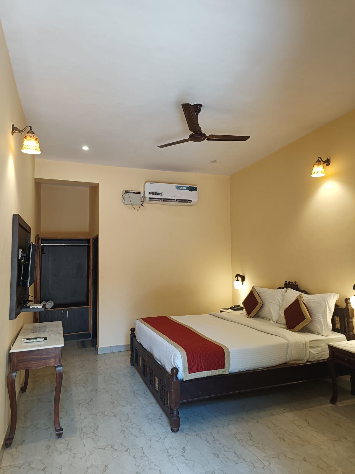 Sajjan Bagh Resort Deluxe Double Room 2